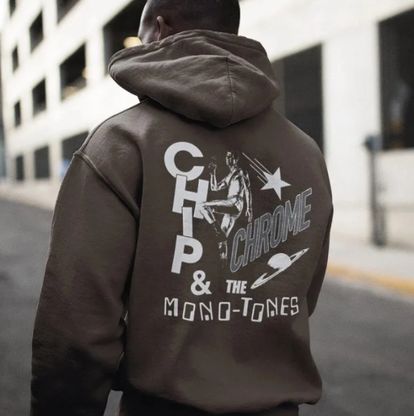 Hoodie dengan cetakan logo band musik favorit